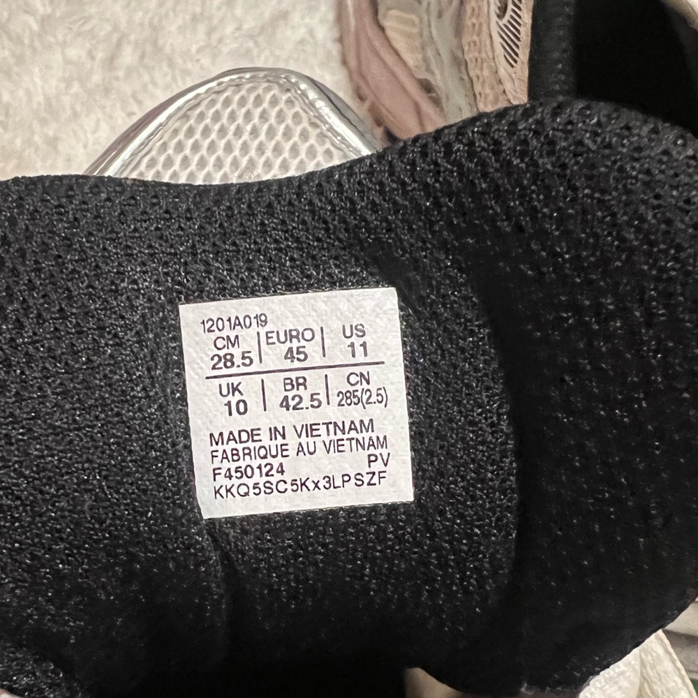 ASICS - Picture 4 of 5